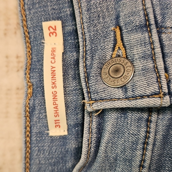 Levi's Women's 311 Shaping Capri Jeans In Lapis Level - Light Wash - Picture 6 of 9